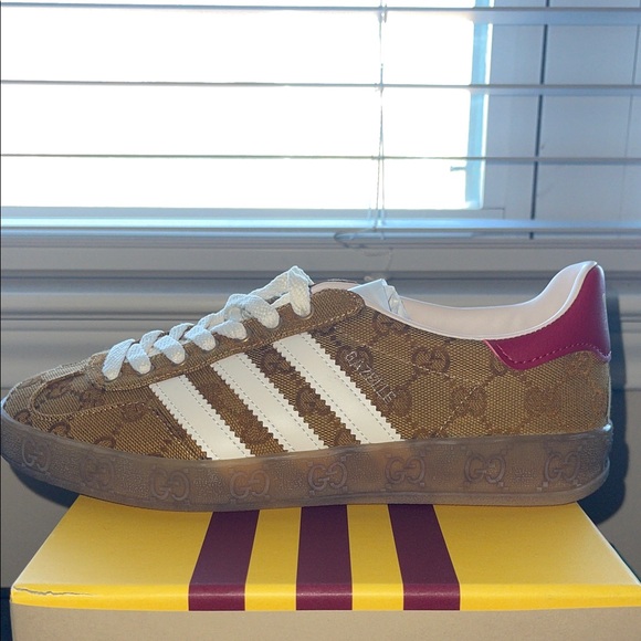 Gucci Tan Sneakers with White Accents - Picture 3 of 6